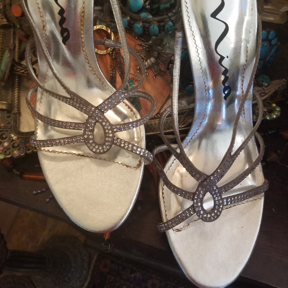 NINA SILVER METALIC & RHINESTONE HEELS NWOT